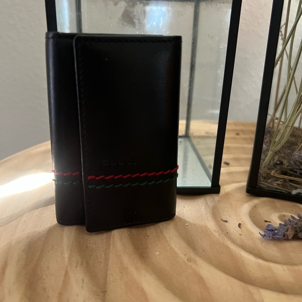 Gucci Black and Red Key Card Holder
Comes with box!